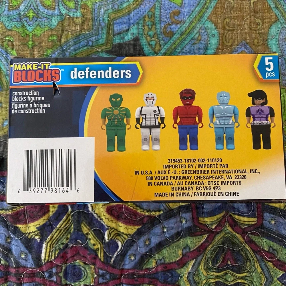 3 pr. of SpongeBob socks & 2 packs Defenders & 1 Galactic Battles make-it blocks